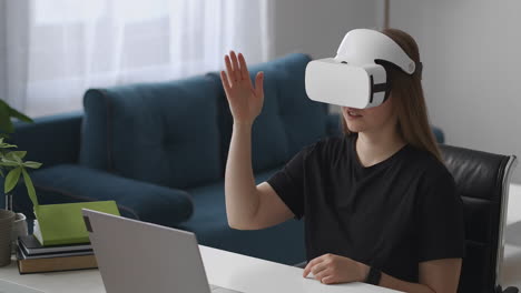 Frau-Verwendet-VR-Headset-Zu-Hause-Und-Wischt-Und-Tippt-Auf-Virtuellen-Bildschirm,-Der-Im-Zimmer-Sitzt-Und-Moderne-Technologie-Der-Virtuellen-Realität-Nutzt